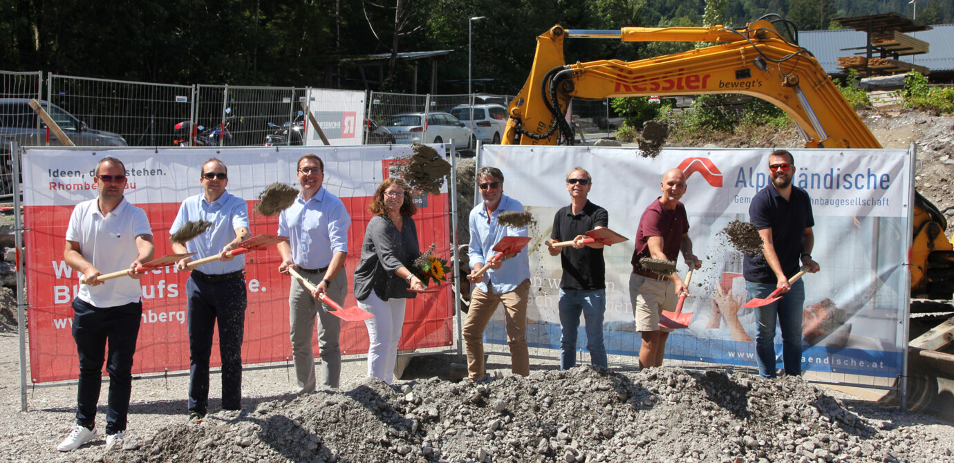 Läuteten gemeinsam den Baustart ein (v. l. n. r.): Markus Allgäuer (AH), Christian Jauk (Rhomberg Bau), Bürgermeister Florian Küng, Alexandra Schalegg (AH), die Architekten Wolfgang Schmieder und Gerd Fischer, Dietmar Schuchter (Bau KG) und Raphael Peter (Rhomberg Bau). Läuteten gemeinsam den Baustart ein (v. l. n. r.): Markus Allgäuer (AH), Christian Jauk (Rhomberg Bau), Bürgermeister Florian Küng, Alexandra Schalegg (AH), die Architekten Wolfgang Schmieder und Gerd Fischer, Dietmar Schuchter (Bau KG) und Raphael Peter (Rhomberg Bau).